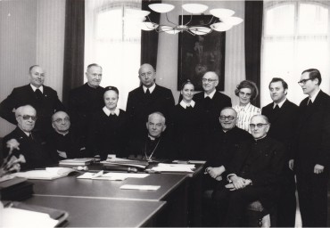 Prozesseröffnung am 10.02.1975 in Trier mit Bischof Stein (Mitte, sitzend) 
