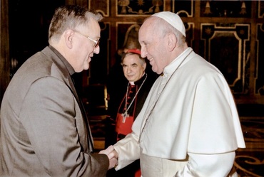 Pater Eduardo Aguirre, Postulator im Seligsprechungsprozess Pater Kentenichs, bei Papst Franziskus